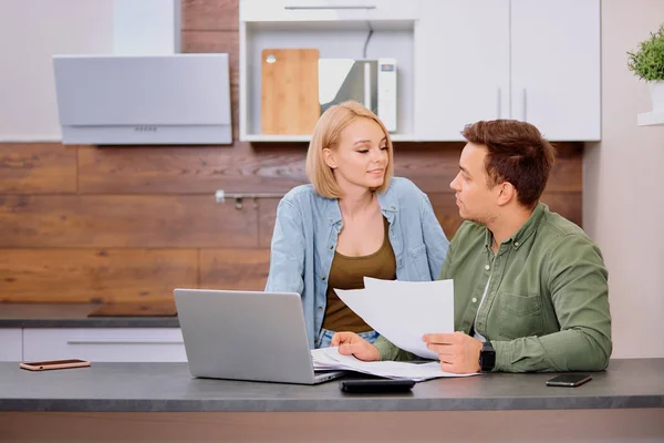 Kaukasisch echtpaar bespreken papieren met laptop, man en vrouw kamergenoten of man en vrouw controleren huur — Stockfoto