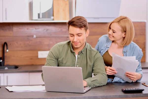 Upphetsad ung man och kvinna använder laptop hemma — Stockfoto