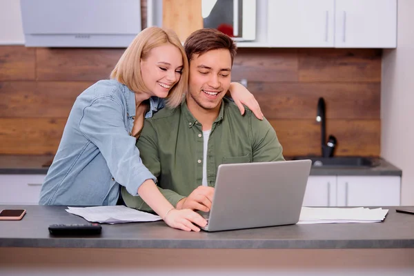 Mooi positief paar controleren hun financiën thuis — Stockfoto