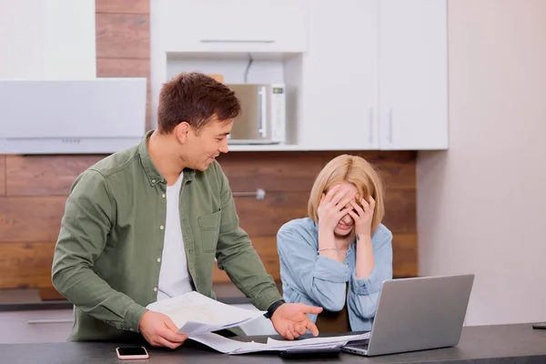 Pasangan yang bingung melakukan akun mereka di rumah menggunakan laptop — Stok Foto