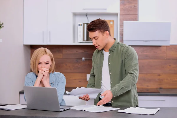 Huilende vrouw en echtgenoot uitleggen thuis — Stockfoto