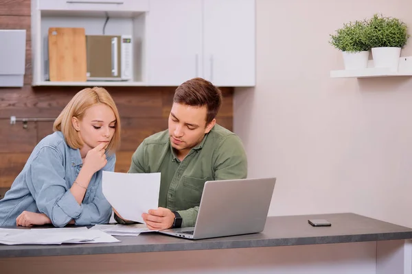 Online zoeken van rekeningen en kosten op hypotheek met behulp van laptop — Stockfoto