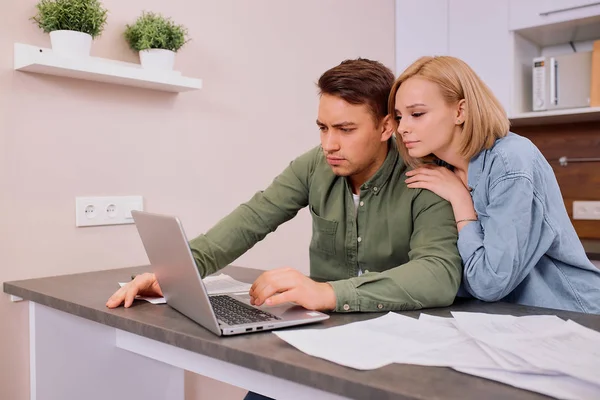 Online zoeken van rekeningen en kosten op hypotheek met behulp van laptop — Stockfoto