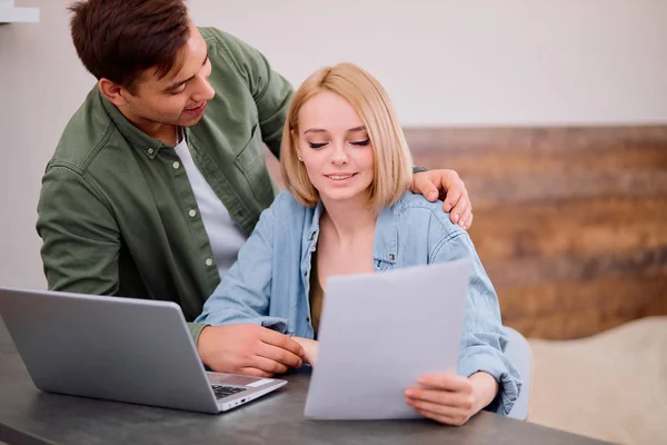 Θετικός άνδρας και γυναίκα ελέγχουν τον τραπεζικό τους λογαριασμό στο laptop — Φωτογραφία Αρχείου