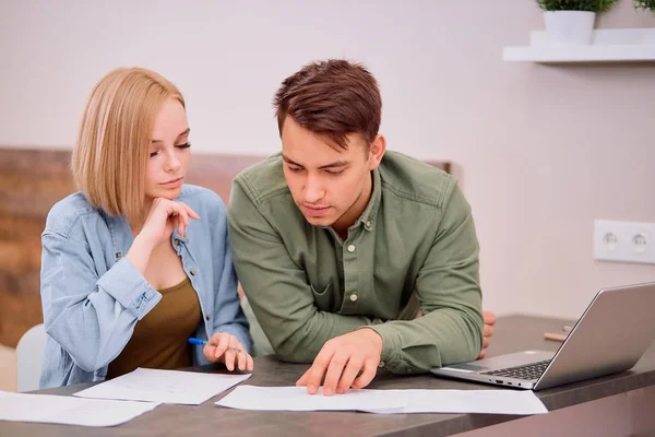 Attente man en jonge vrouw bespreken thuis — Stockfoto