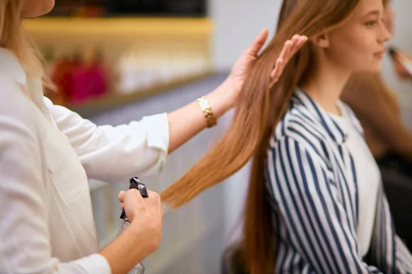 Parrucchiere ordina i capelli dei clienti nel salone di bellezza — Foto Stock