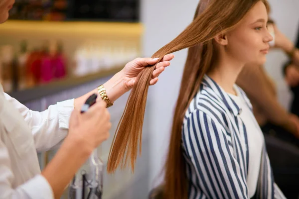 Accurato lavoro di parrucchiere con i clienti capelli, pettinatura e taglio — Foto Stock