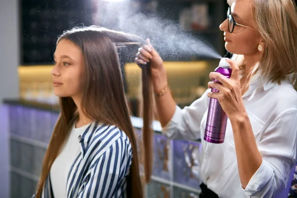 Young caucasian girl came in beauty saloon for making hairdo — Stock Photo, Image