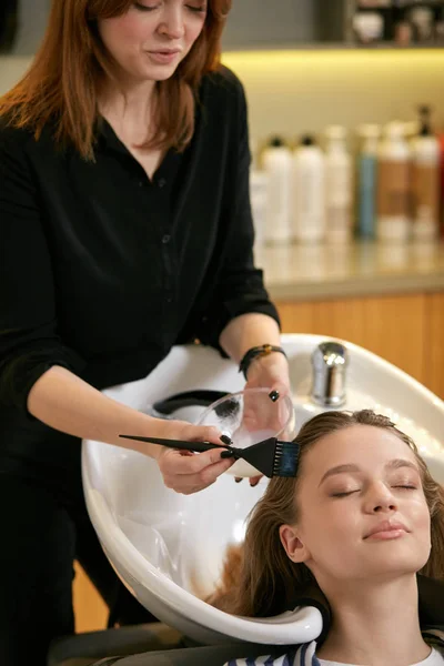 Giovane e bella donna ottenere procedure di bellezza in parrucchiere — Foto Stock