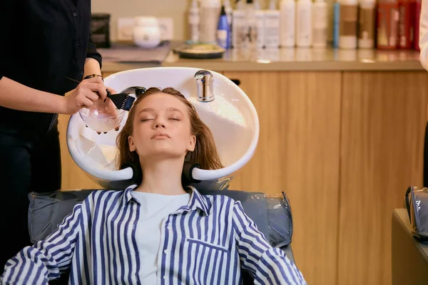 Giovane donna tintura dei capelli nel salone di bellezza — Foto Stock