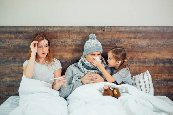 Familia enferma en casa juntos acostados en la cama —  Fotos de Stock