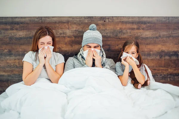 Concepto de familia, salud y personas. familia enferma en la cama en casa —  Fotos de Stock