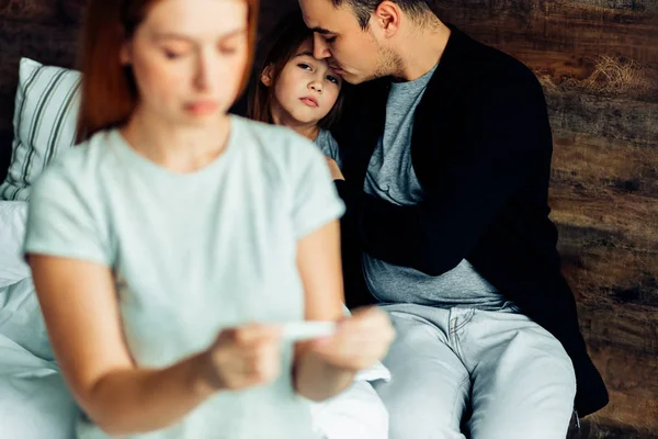 Mujer revisando termómetro en casa — Foto de Stock