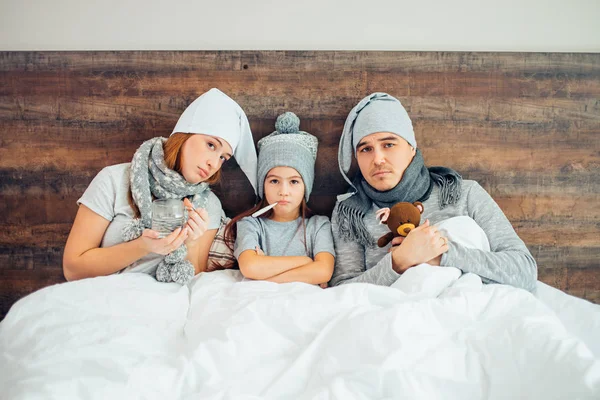 家族の健康の概念。子供のくしゃみ、病気の両親と家の子供 — ストック写真