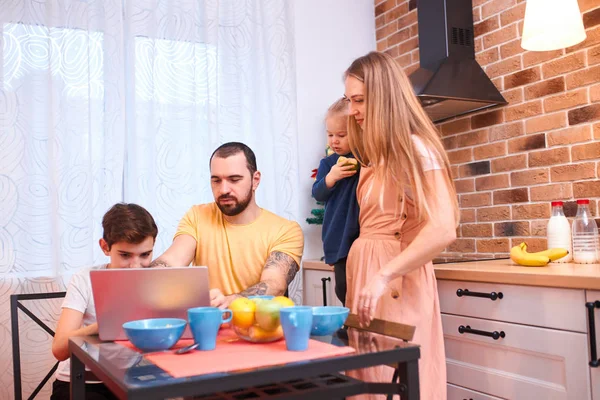 A fehér család együtt ül a konyhában. — Stock Fotó