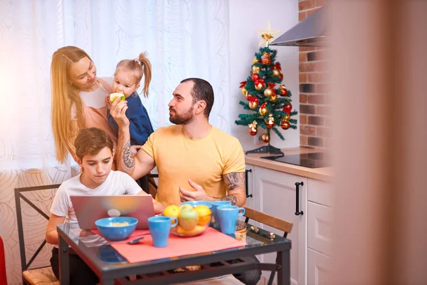Καυκάσιος οικογένεια βλέποντας ταινία ή βίντεο, ενώ έχοντας πρωινό — Φωτογραφία Αρχείου
