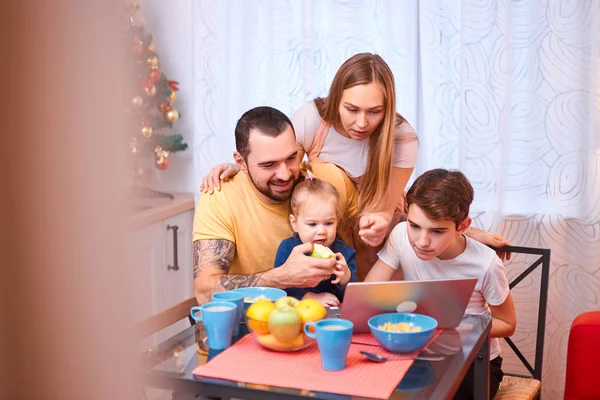 Jonge en mooie ouders genieten van het doorbrengen van tijd met kinderen — Stockfoto