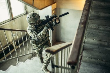 Asker iş başında hazır.