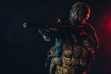 Üniformalı asker tüfeğini dumanlı uzayda izole etti.