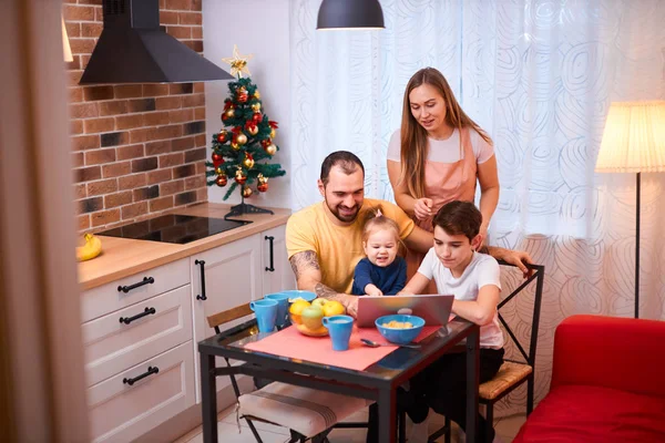 Чудова біла сім'я з ноутбуком на кухні вдома — стокове фото