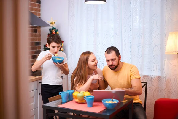 Casal com menino menino na cozinha — Fotografia de Stock