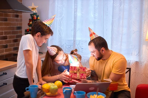 Sevimli aileler küçük kızlarını tebrik ediyor. — Stok fotoğraf