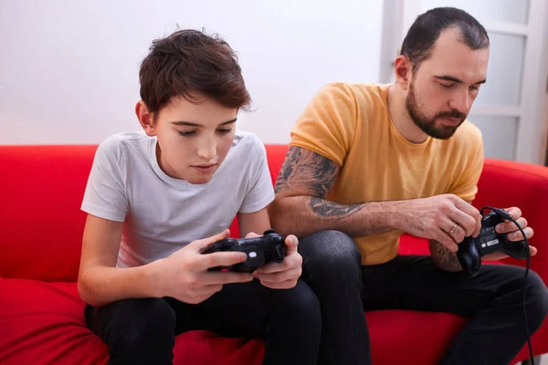 Amigable tío o hermano y niño niño jugar videojuego — Foto de Stock