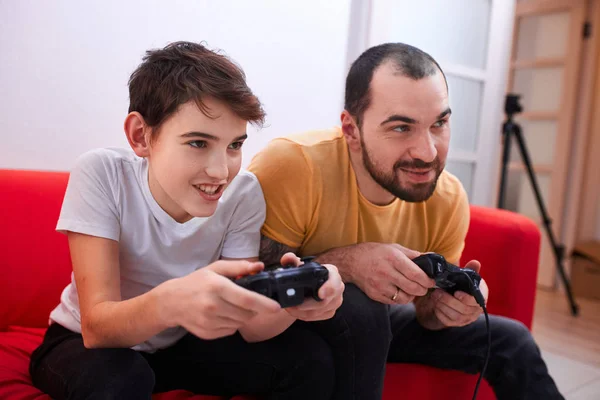 Vriendelijke vader spelen met zoon cideo spelletjes — Stockfoto
