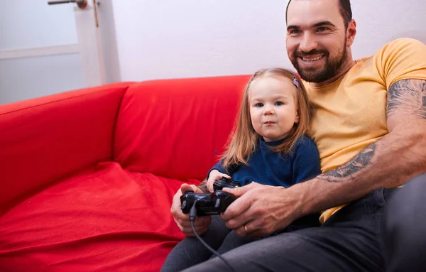 Dulce pequeña hija sentarse con papá en jugar centro — Foto de Stock