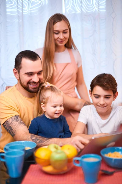 Positieve ouders met kinderen thuis — Stockfoto