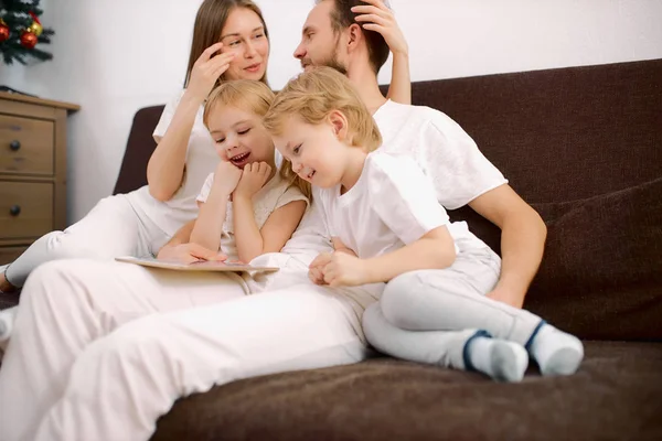 Jonge familie brengt tijd samen thuis door — Stockfoto