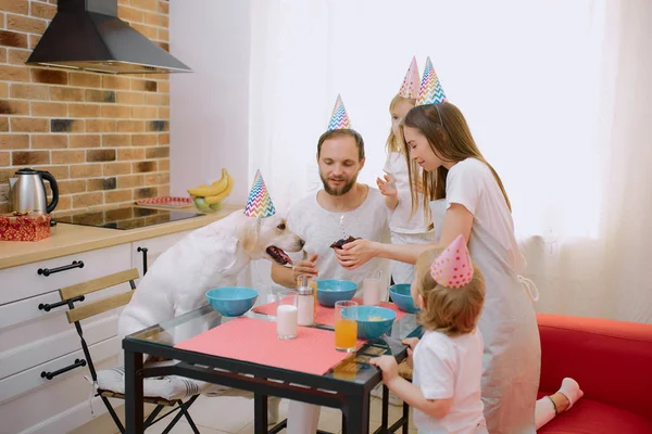 Hermosa familia feliz celebración de cumpleaños —  Fotos de Stock