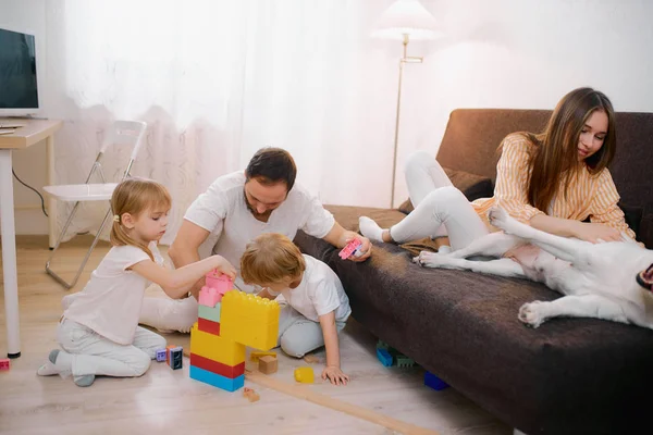 Feliz familia pasando tiempo juntos en casa —  Fotos de Stock