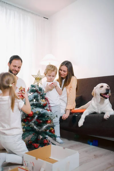 クリスマスツリーの準備、新年のお祝い2020 — ストック写真