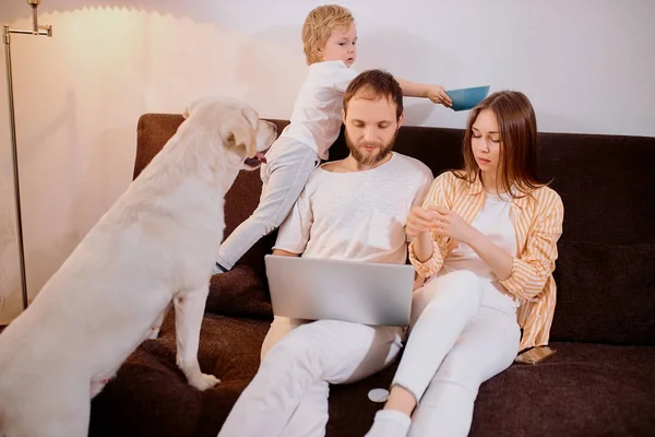 Família attactive amigável em casa, desfrutar — Fotografia de Stock