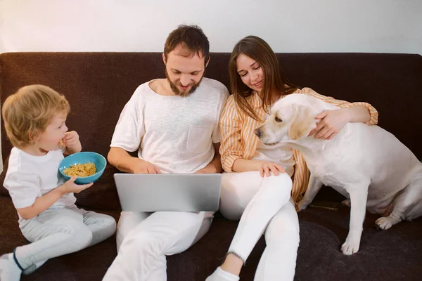 Família caucasiana amigável em casa com laptop — Fotografia de Stock
