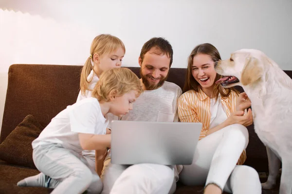 Família positiva amigável em casa — Fotografia de Stock