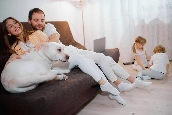 Família caucasiana feliz em roupas casuais desfrutar em casa — Fotografia de Stock