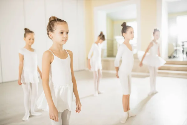 Adorabili ragazze caucasiche vestite da ballerina in tutù bianco in studio — Foto Stock