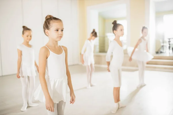 Adorables niñas caucásicas vestidas como una bailarina en tutú blanco en estudio —  Fotos de Stock