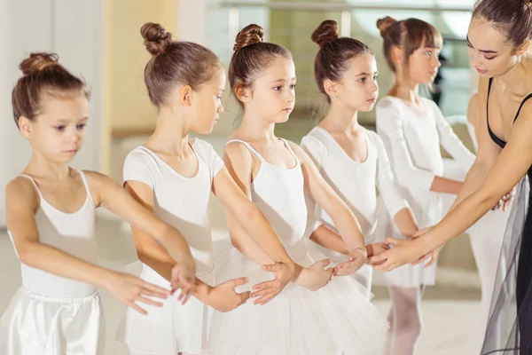 Профессиональная артистка балета учит детей танцевать — стоковое фото