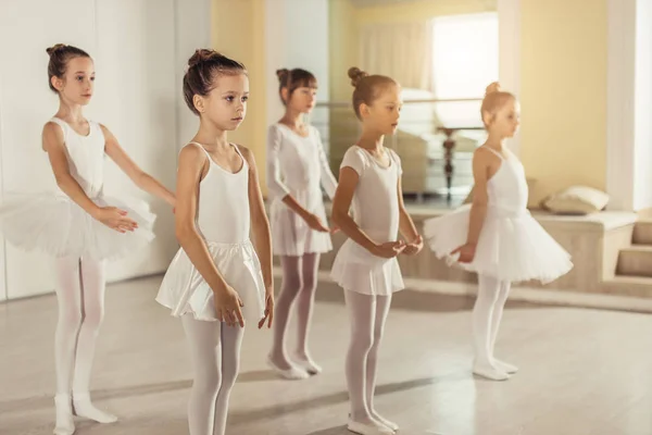 Молоді щасливі маленькі балерини в танцювальному класі — стокове фото