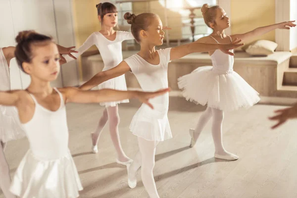 Adoráveis caucasianas meninas vestidas como uma bailarina em tutu branco no estúdio — Fotografia de Stock