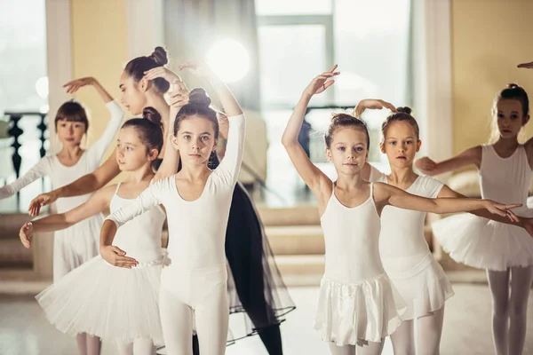 Crianças balé diligente sonho de se tornar grandes bailarinas — Fotografia de Stock