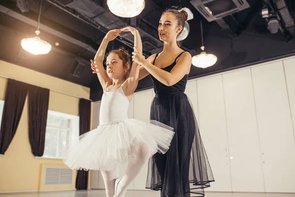 Bailarina profesional realizar la práctica de ballet a la niña —  Fotos de Stock