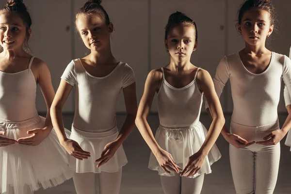 Piccole ragazze caucasiche ballano balletto in studio prima dell'esibizione — Foto Stock