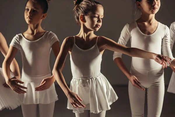 Ballerine per bambini attraenti in studio — Foto Stock