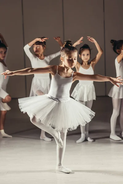 Graciosa menina bailarina com amigos bailarinos ballet — Fotografia de Stock