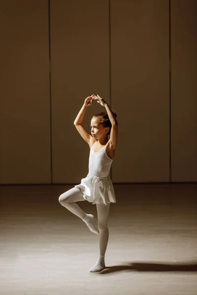 Mince petite fille dans blanc tutu jupe effectuer classique ballet danse — Photo