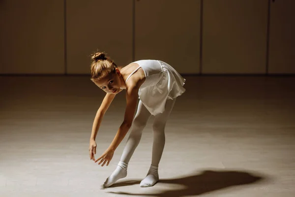 Petite ballerine étudiant une nouvelle pose en ballet — Photo